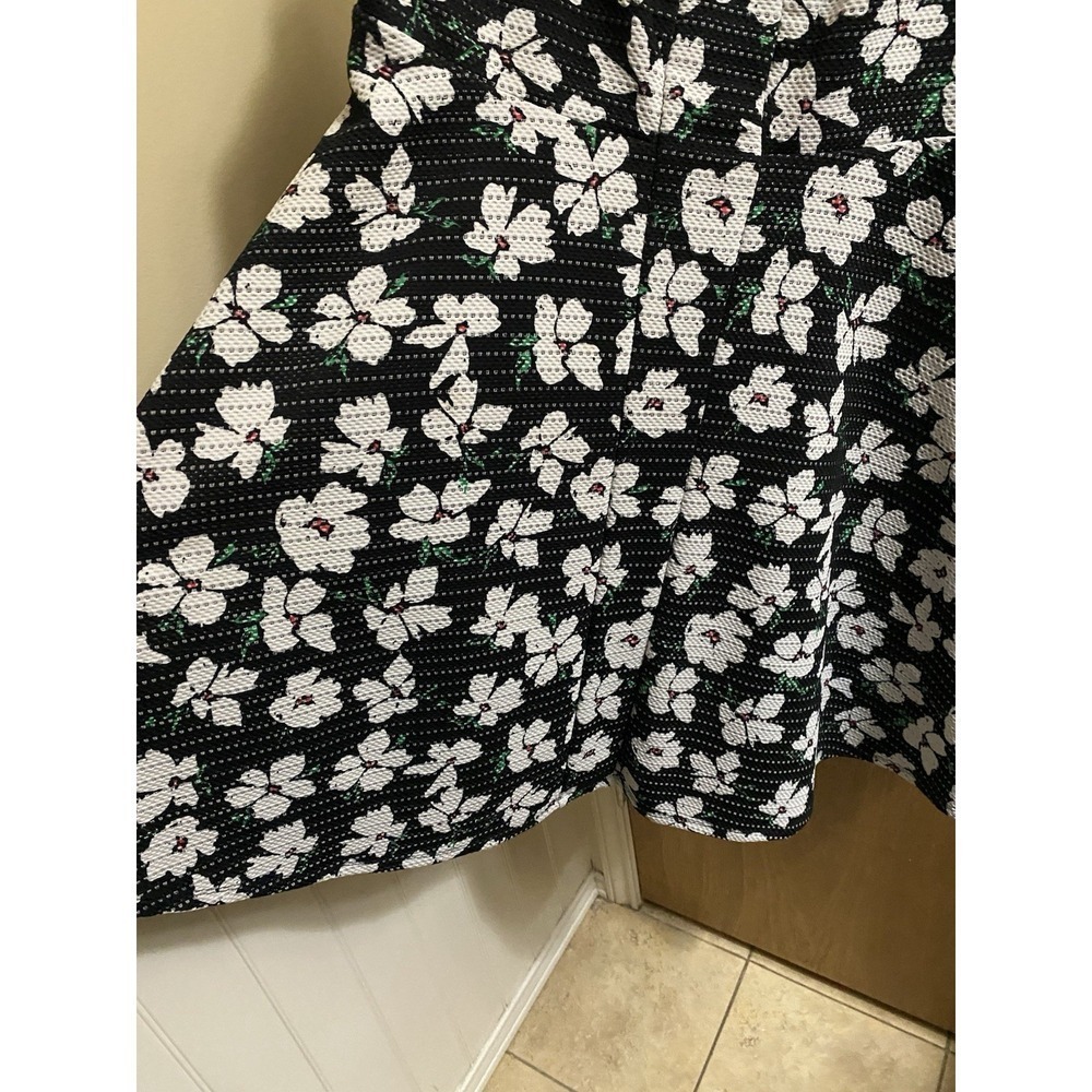 Torrid Women's Fit & Flared Textured Floral Skater Dress Size 16 Black Peplum - Picture 3 of 14